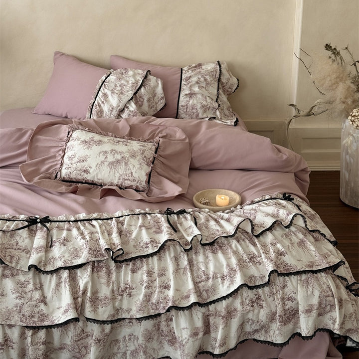 Romantische Rüschige Bettwäsche-Garnitur mit Vintage-Toile-Motiv, Volants und Bettrock