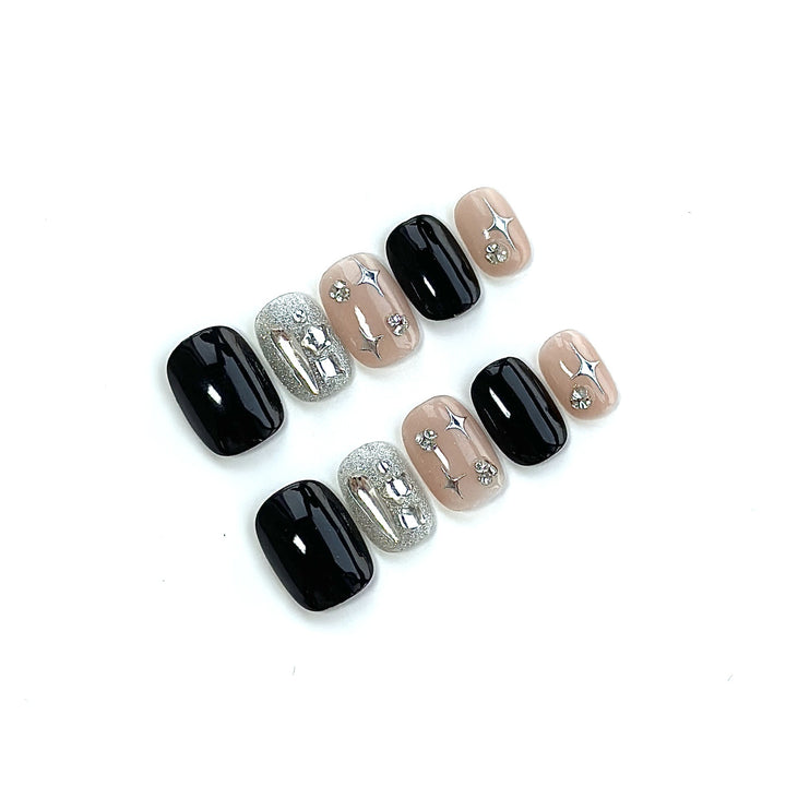 Glamouröse Press-On Nagelset mit dekorativen Strassakzenten