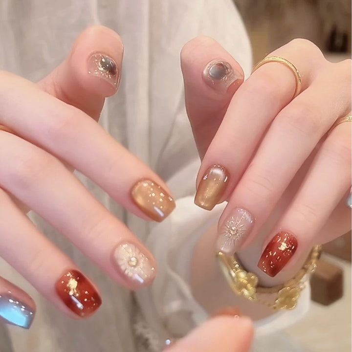 Künstlerische Nagelverlängerungen mit floralen Akzenten Karnz