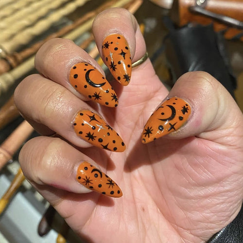 Künstlerisches Press-On Nagelset mit kosmischem Design Karnz