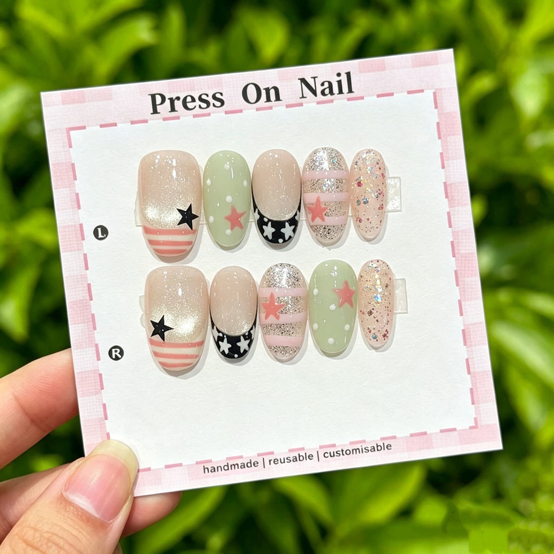 Künstlerisches Press-On-Nagel-Set mit floralen und grafischen Designs