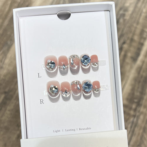 Wiederverwendbares, mit Strass verziertes Press-On Nagelset Karnz
