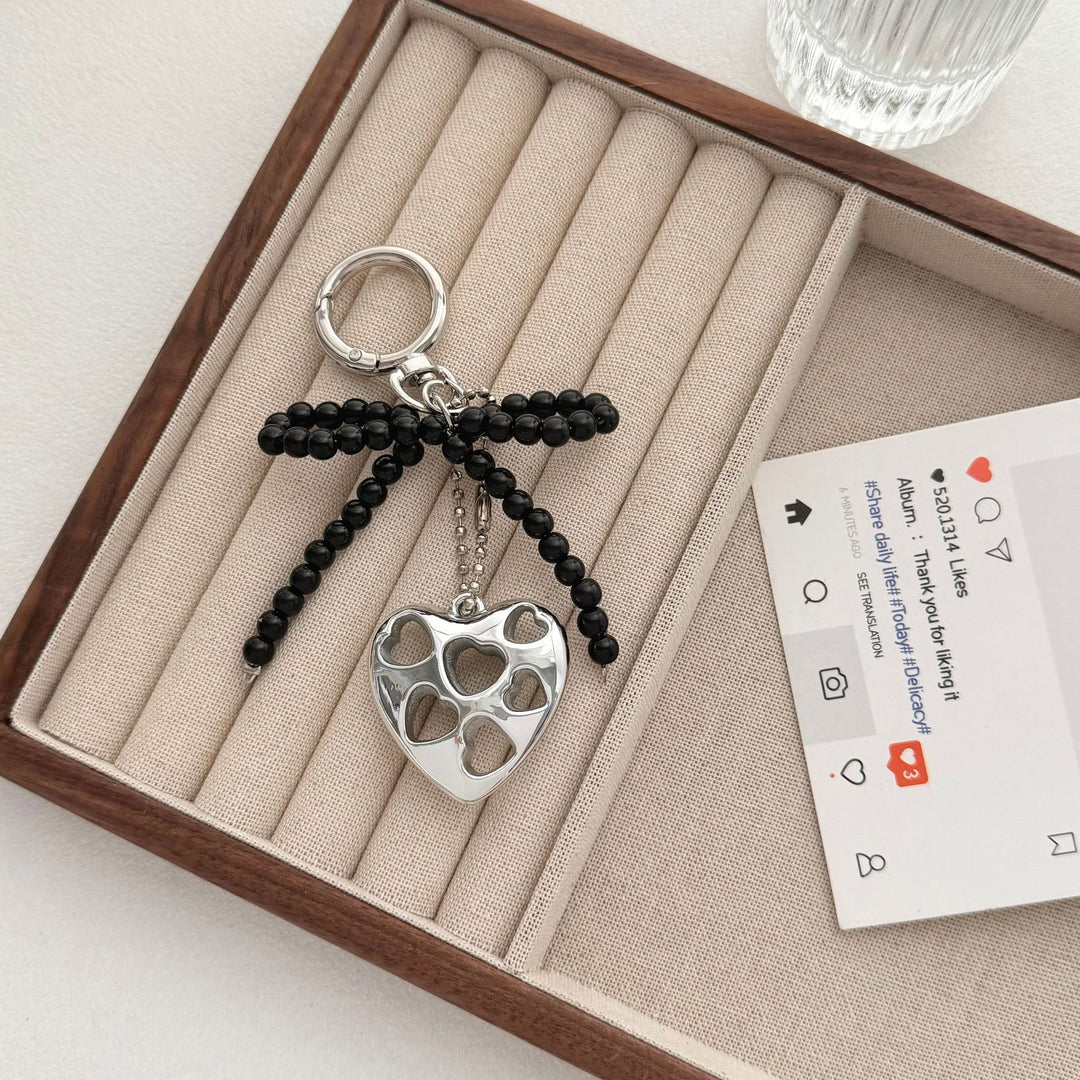 Herzförmiger Charm-Schlüsselanhänger mit Perlen-Schleife Karnz