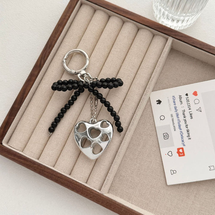Herzförmiger Charm-Schlüsselanhänger mit Perlen-Schleife Karnz