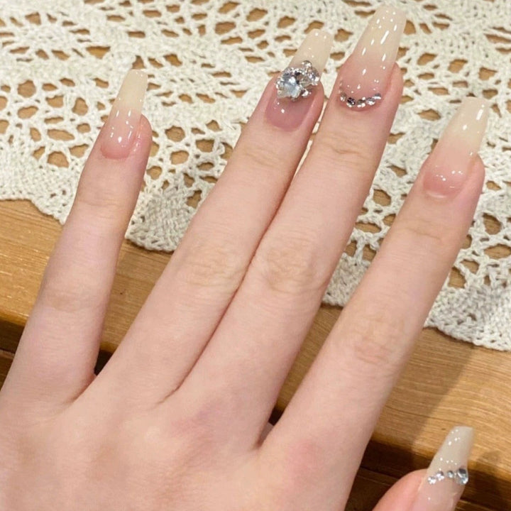 Luxuriöse mit Kristallen verzierte Press-On Nagelkunst Karnz