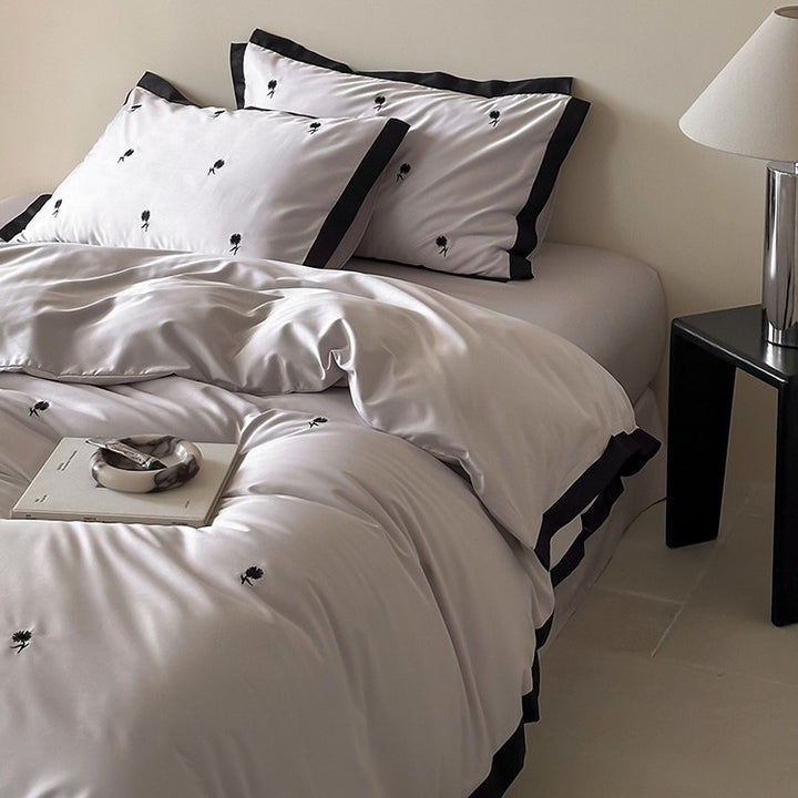 Luxuriöses Satin-Bettwäsche-Set mit Kirschstickerei und kontrastierter Einfassung