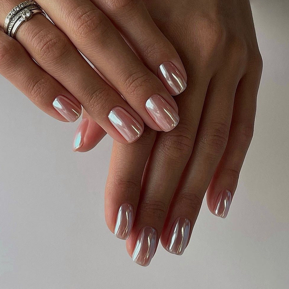 Elegante Nagelkunst im Rosé Metallic-Look Karnz