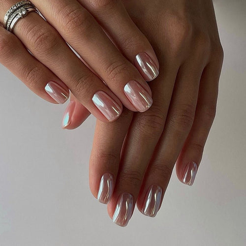 Elegante Nagelkunst im Rosé Metallic-Look Karnz