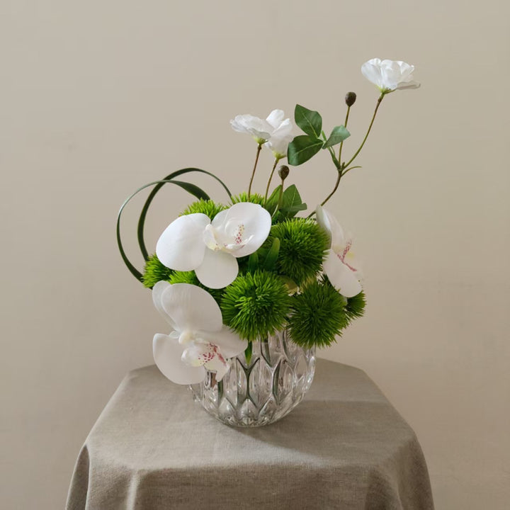 Lebensechte Orchideen- und Grünpflanzen-Arrangement