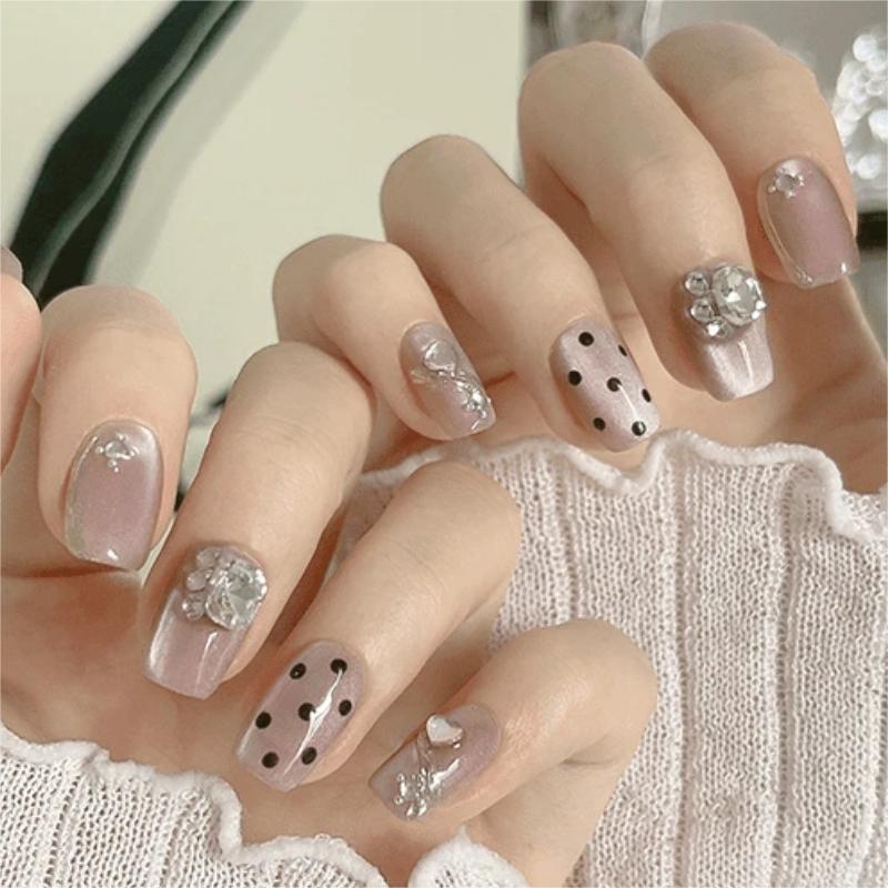 Kunstnagelset mit eleganten 3D-Dekoren Karnz