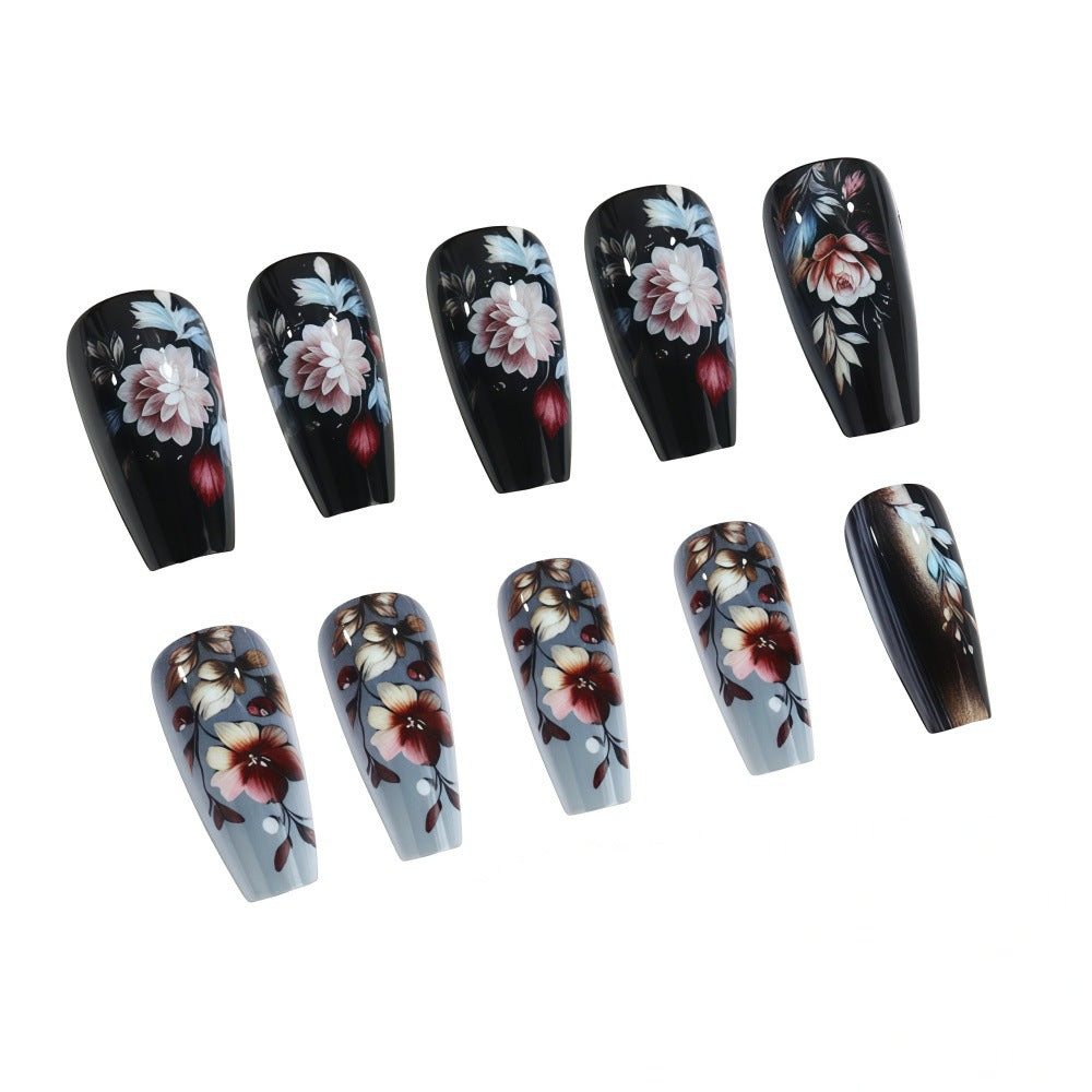 Kunstnägel mit floralem Design und luxuriösem Finish Karnz