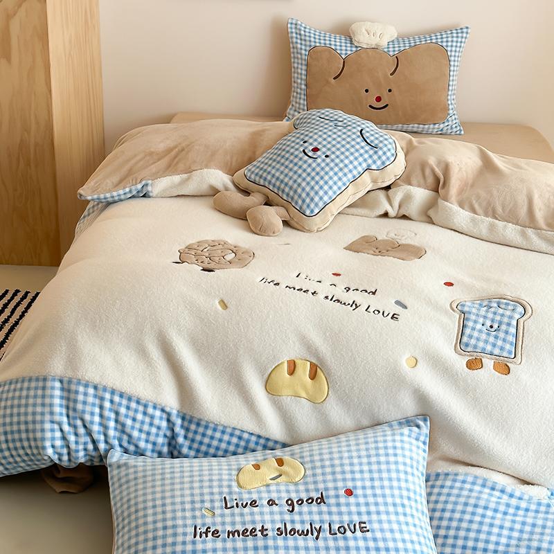 Kinder-Bettwäsche-Set mit gesteppter Kuscheldecke, Plüsch-Decor-Kissen und Vichy-Karo-Borte