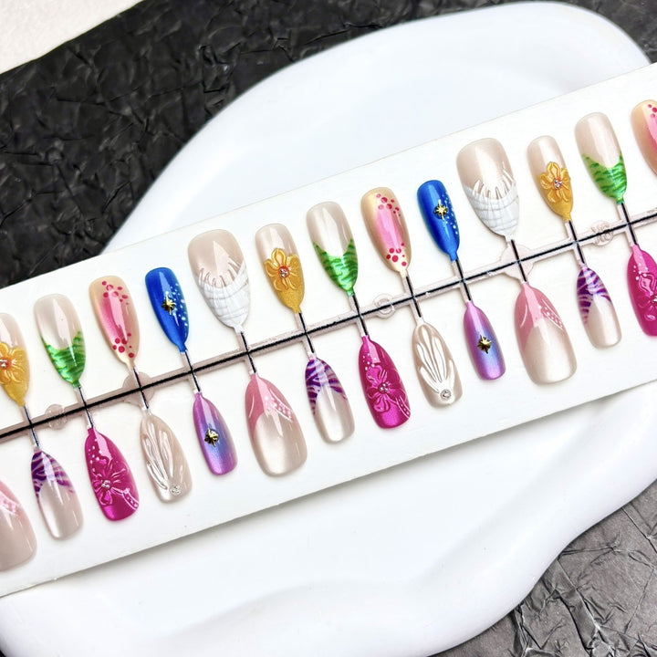 Künstlerisches Press-On Nagelset mit lebhaften Designs