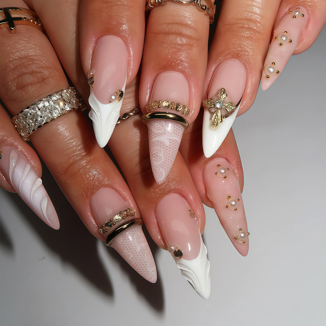 Elegante Stiletto Nagel Kunst Tipps mit Verzierungen Karnz
