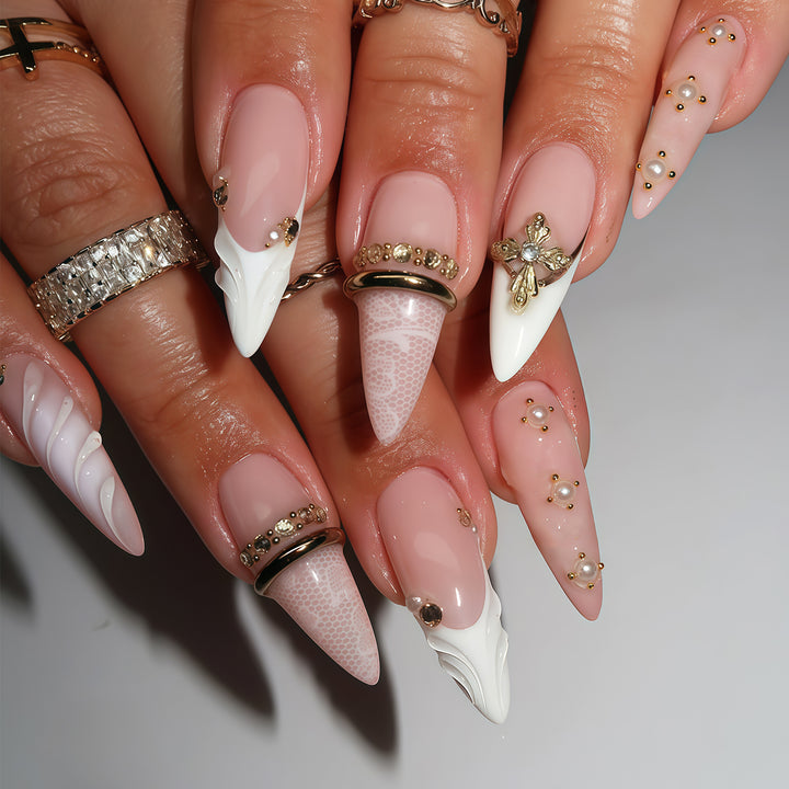 Elegante Stiletto Nagel Kunst Tipps mit Verzierungen Karnz