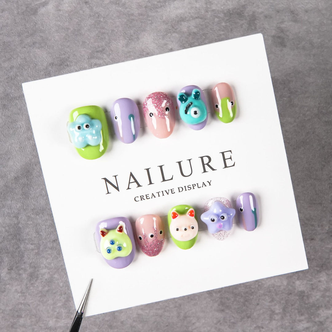 Künstlerisches Nagelkunstset mit verspielten 3D-Designs