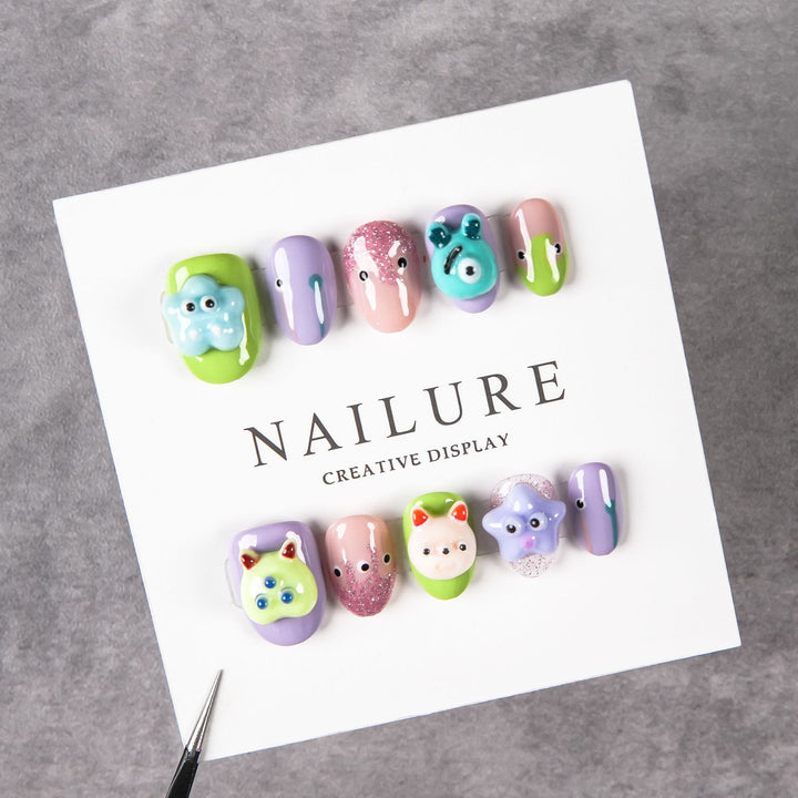 Künstlerisches Nagelkunstset mit verspielten 3D-Designs