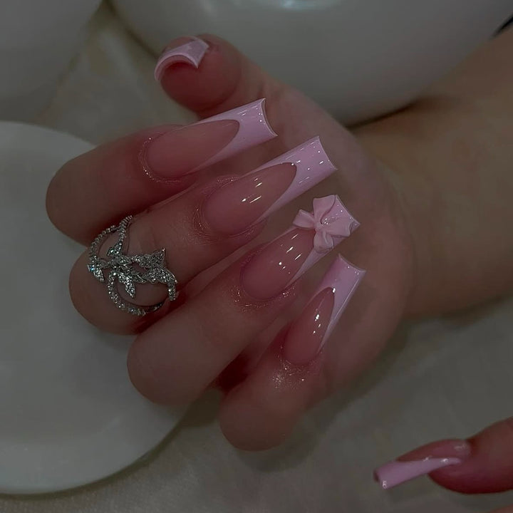 Kunstnagelset mit eleganten Spitzen und verspieltem 3D-Design Karnz