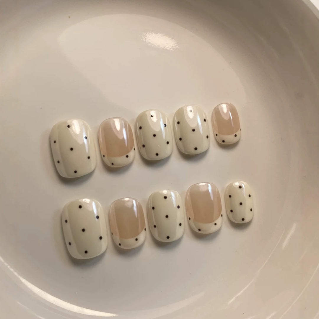 Dekorativer Press-On-Nagelset mit Punktdesign