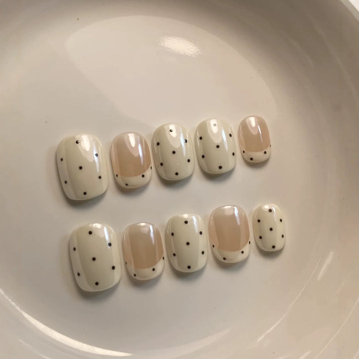 Dekorativer Press-On-Nagelset mit Punktdesign