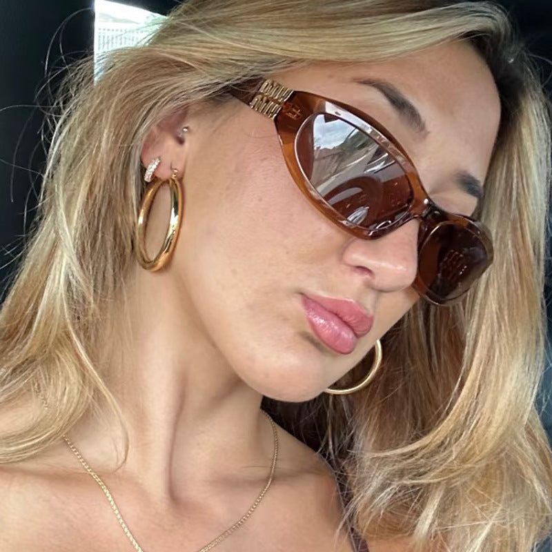 Damen modische Sonnenbrille im geschwungenen Design mit luxuriösen Details Karnz