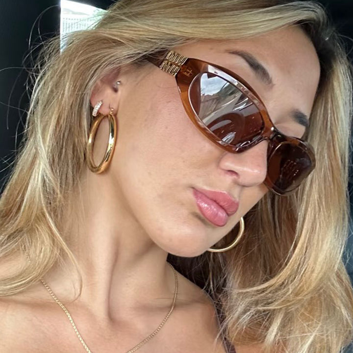 Damen modische Sonnenbrille im geschwungenen Design mit luxuriösen Details Karnz