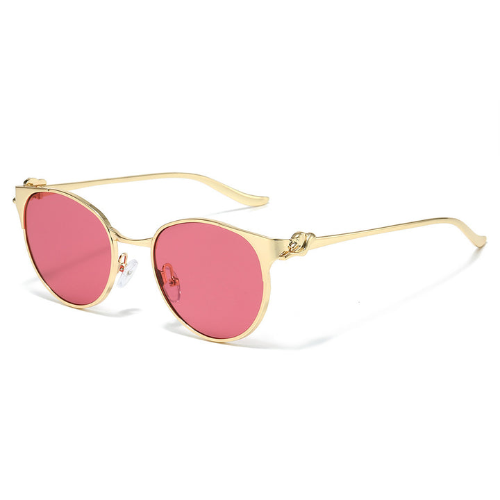 Elegante Cat-Eye-Sonnenbrille mit dekorativen goldenen Akzenten Karnz