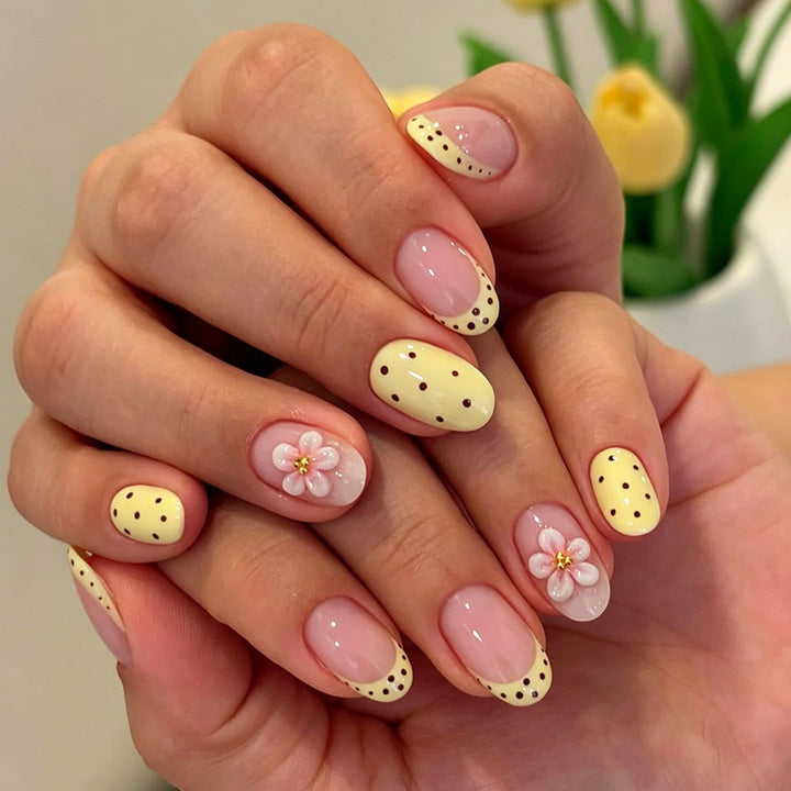 Kunstnagelset mit fröhlichem floralem Design und eleganten Akzenten Karnz