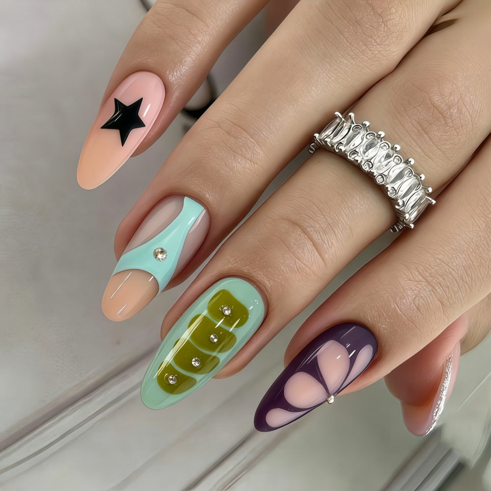 Kreative Kunstnägel mit Einzigartigen Geometrischen Designs Karnz