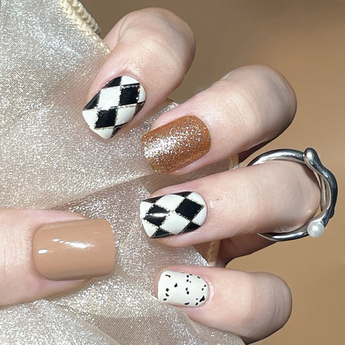 Dekoratives Press-On Nagelset mit künstlerischen Mustern Karnz