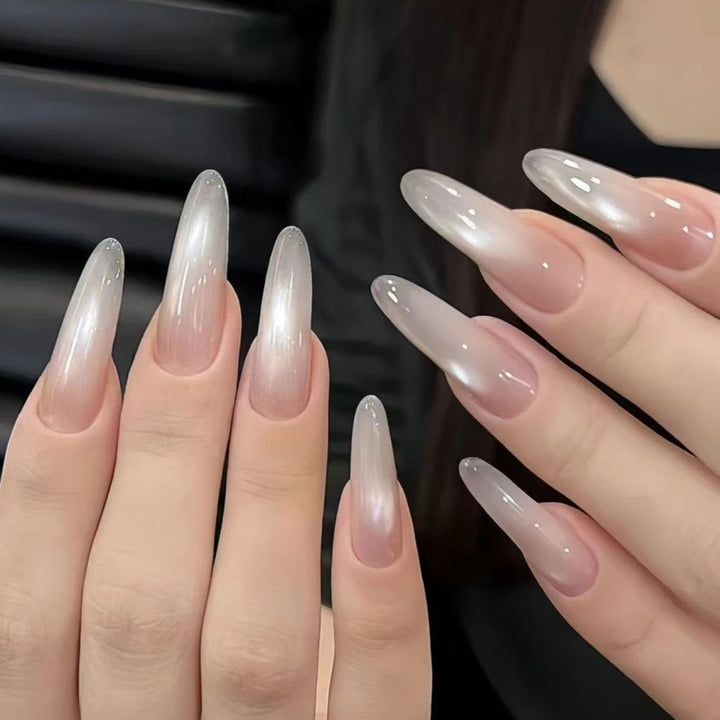 Elegante Kunstnägel mit Ombre-Effekt Karnz