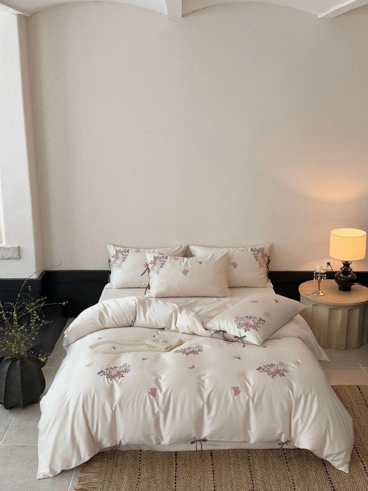 Feinsatin-Bettwäsche-Set mit floraler Stickerei, Bindebändern und feiner Steppstruktur Karnz