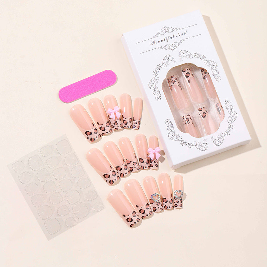 Künstlerisches Press-On-Nagel-Set mit charmanten Leopard- und Schleifenddesigns Karnz