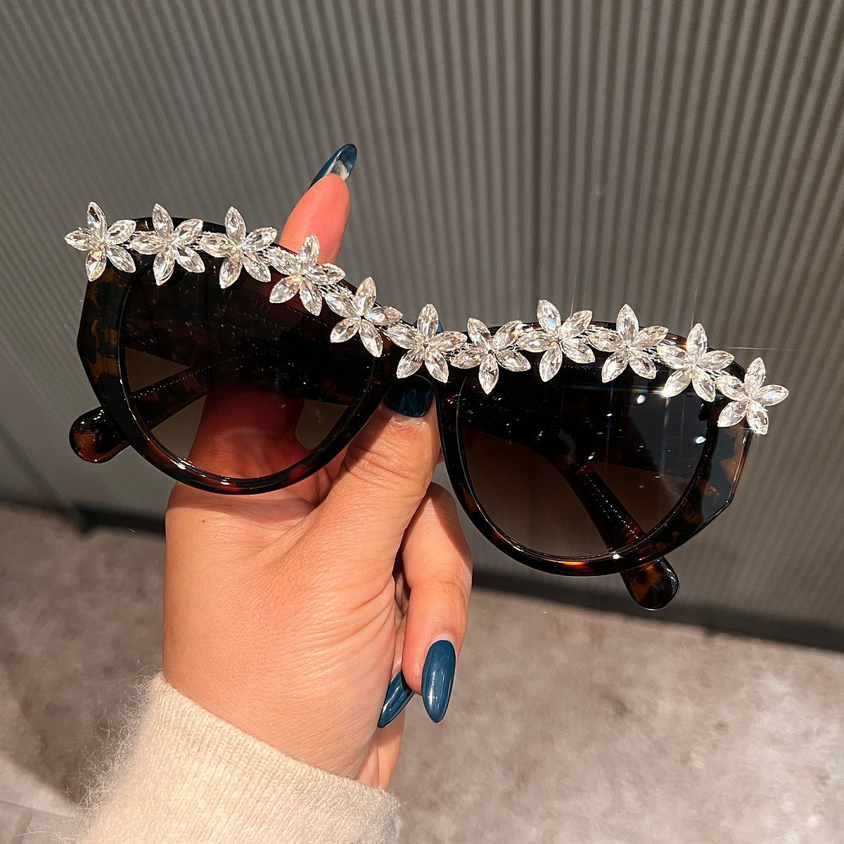 Damen Sonnenbrille mit floralen Kristallakzenten Karnz