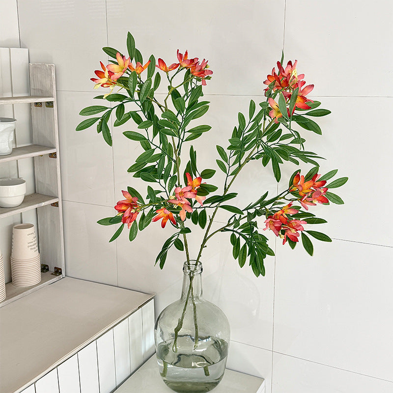 Dekorativer Kunstblütenzweig mit zarten Blüten Karnz