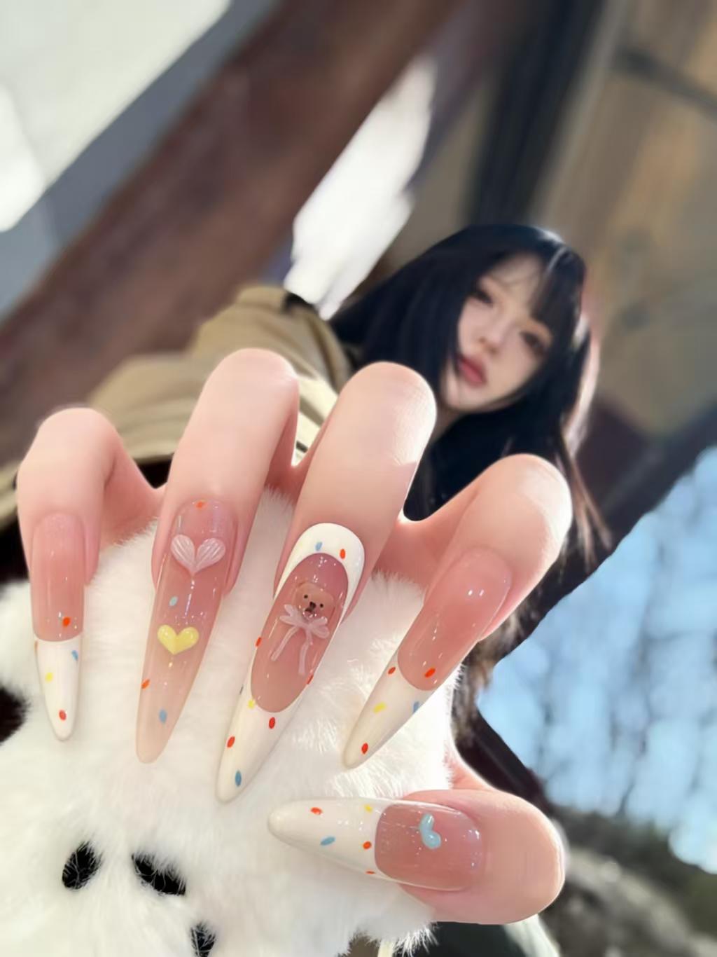 Künstlerische Stiletto-Nagelkunstverlängerungen
