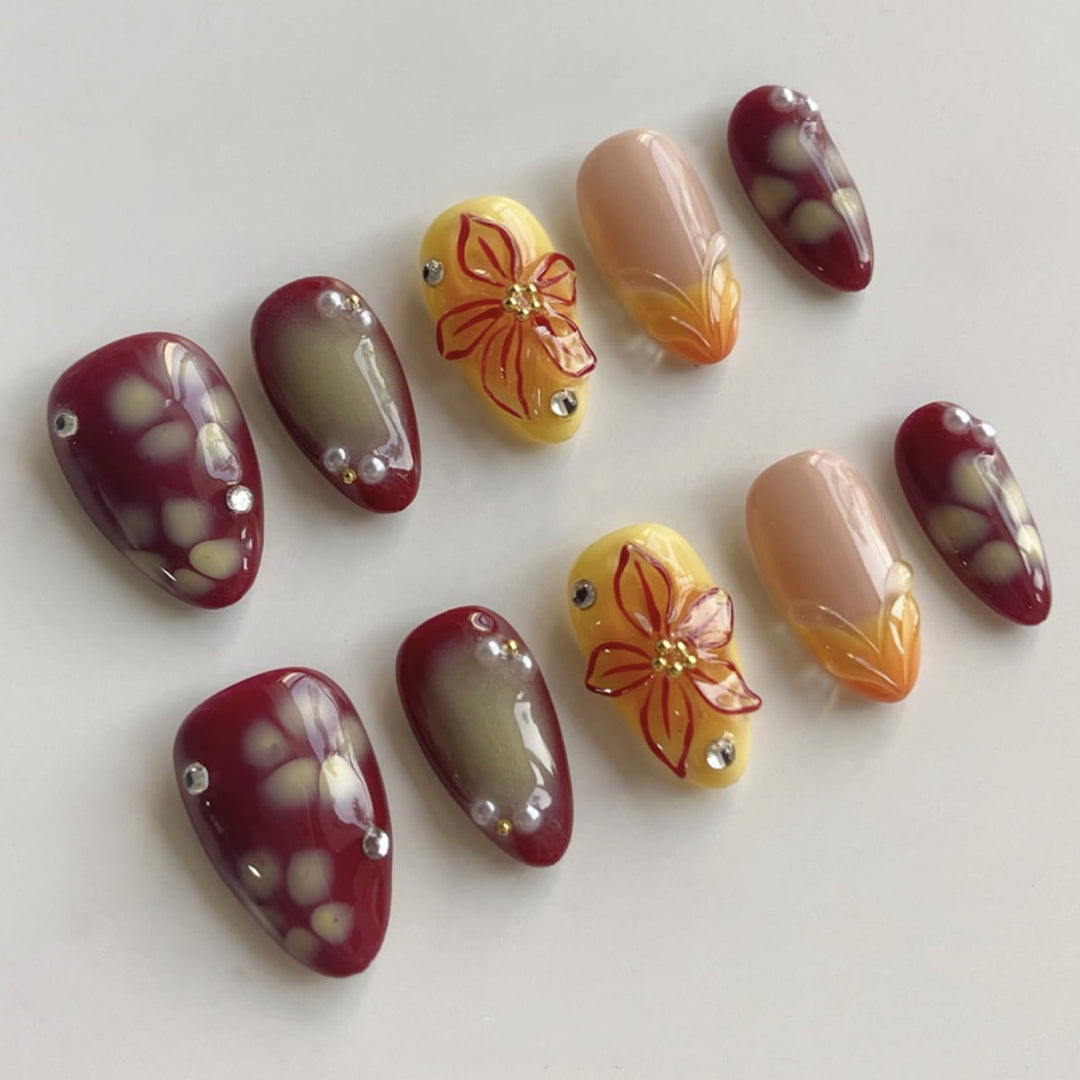 Künstliche Nagelverlängerungen mit floralem Design und Strassverzierungen Karnz