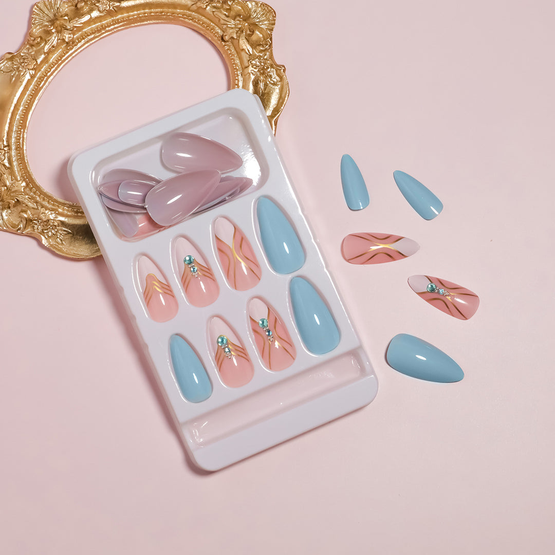 Künstlerisches Press-On-Nagelset mit eleganten Details Karnz
