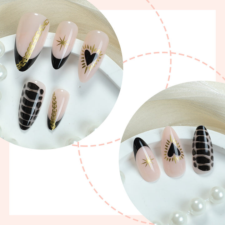 Dekorativer Press-On Nagelset mit künstlerischen Herz- und Stern Designs Karnz