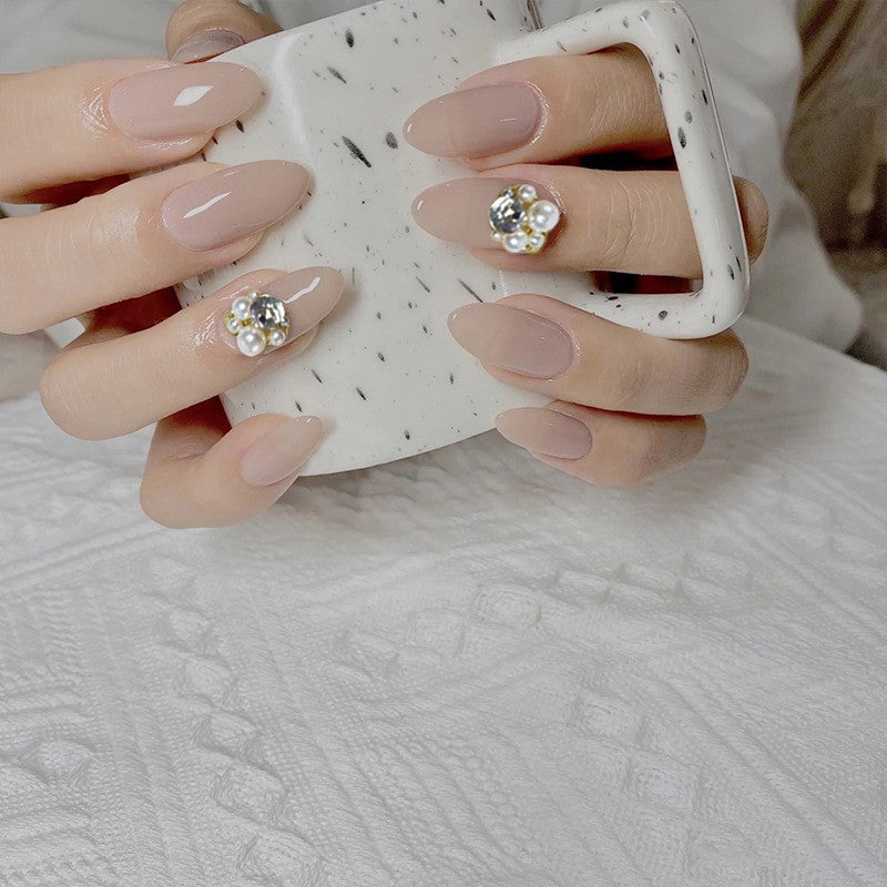 Kunstnagelset mit elegantem Perlendesign und hochglänzender Oberfläche Karnz