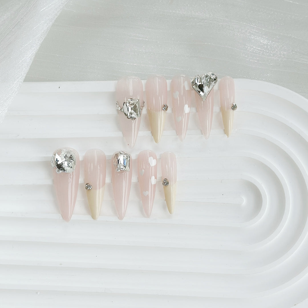 Herz dekoriertes Press-On Nagelset