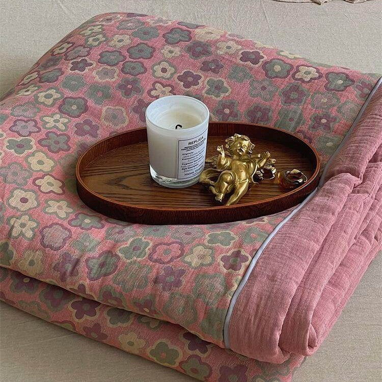Leicht gesteppte Wohndecke im Retro-Blumenjacquard aus Baumwoll‑Leinen‑Mix