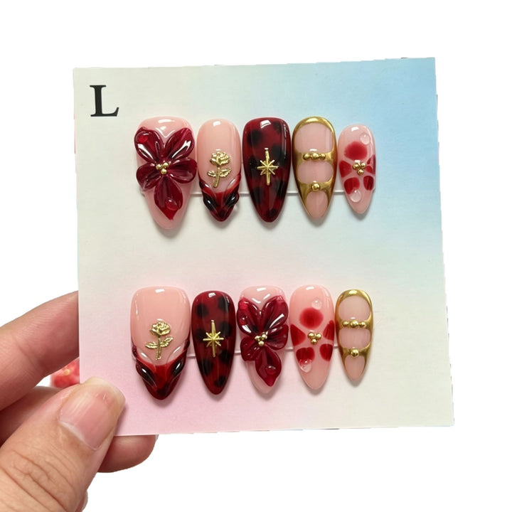 Floral-Accent Press-On Nagelkunstset mit dekorativen Elementen