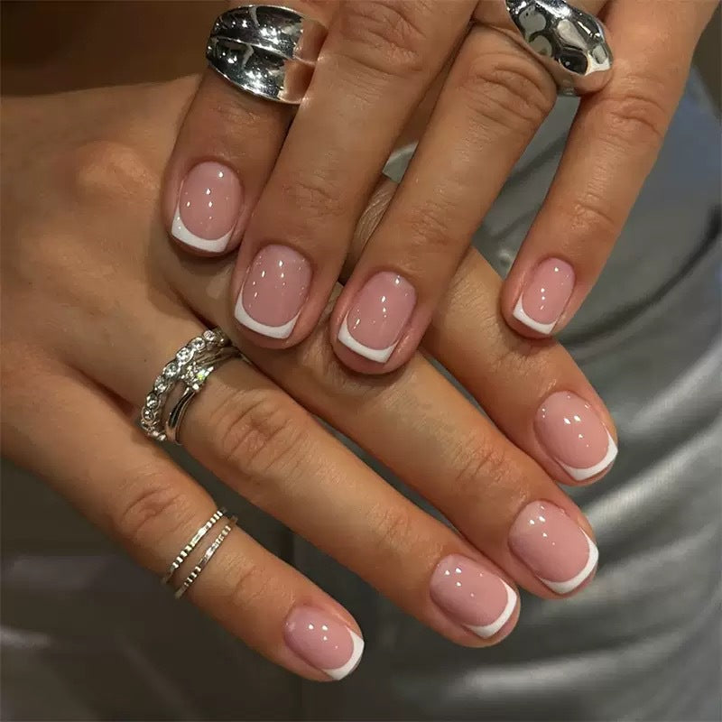 Kunstnagelset mit elegantem Franse-Design Karnz