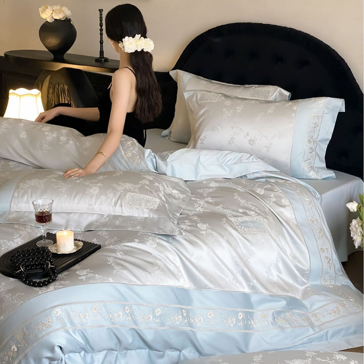 Feinster Satin-Bettbezuggarnitur mit zarter Jacquard-Blütenborte und Plisseeabschluss Karnz