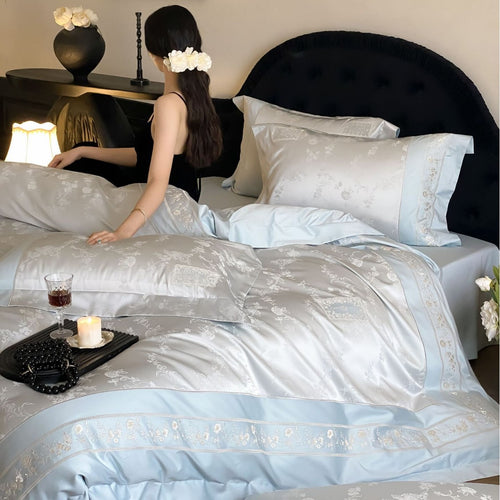 Feinster Satin-Bettbezuggarnitur mit zarter Jacquard-Blütenborte und Plisseeabschluss Karnz