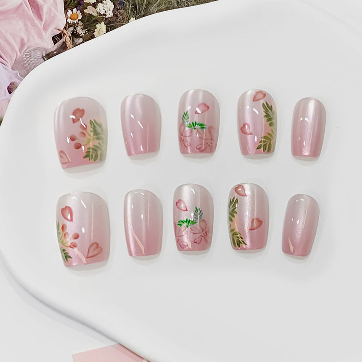 Kunstvolle Kunstnägel mit floralen Motiven Karnz