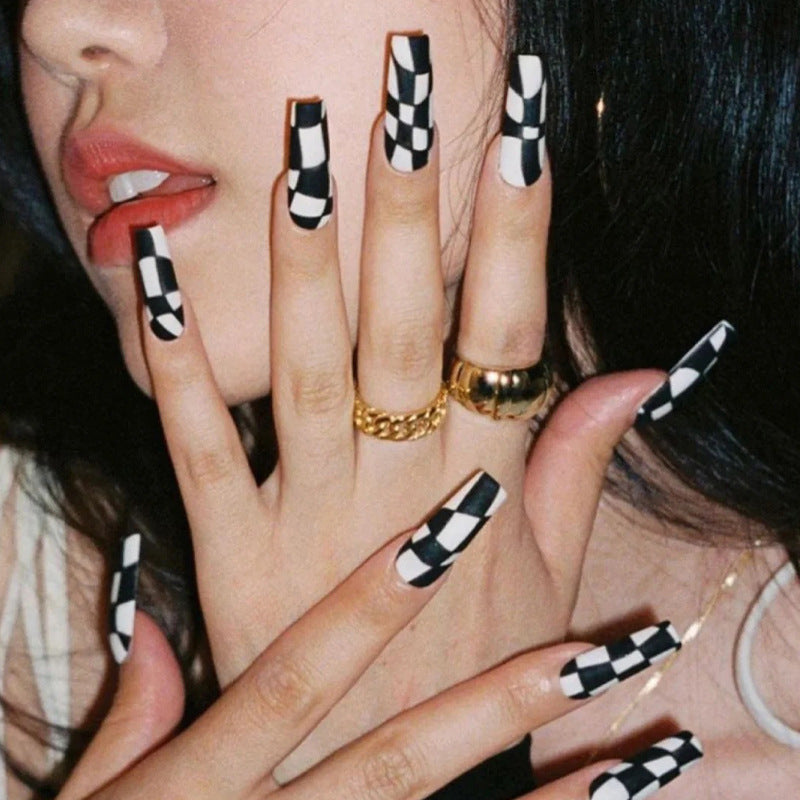 Kunstnagelset mit schickem Schachbrettmuster Karnz
