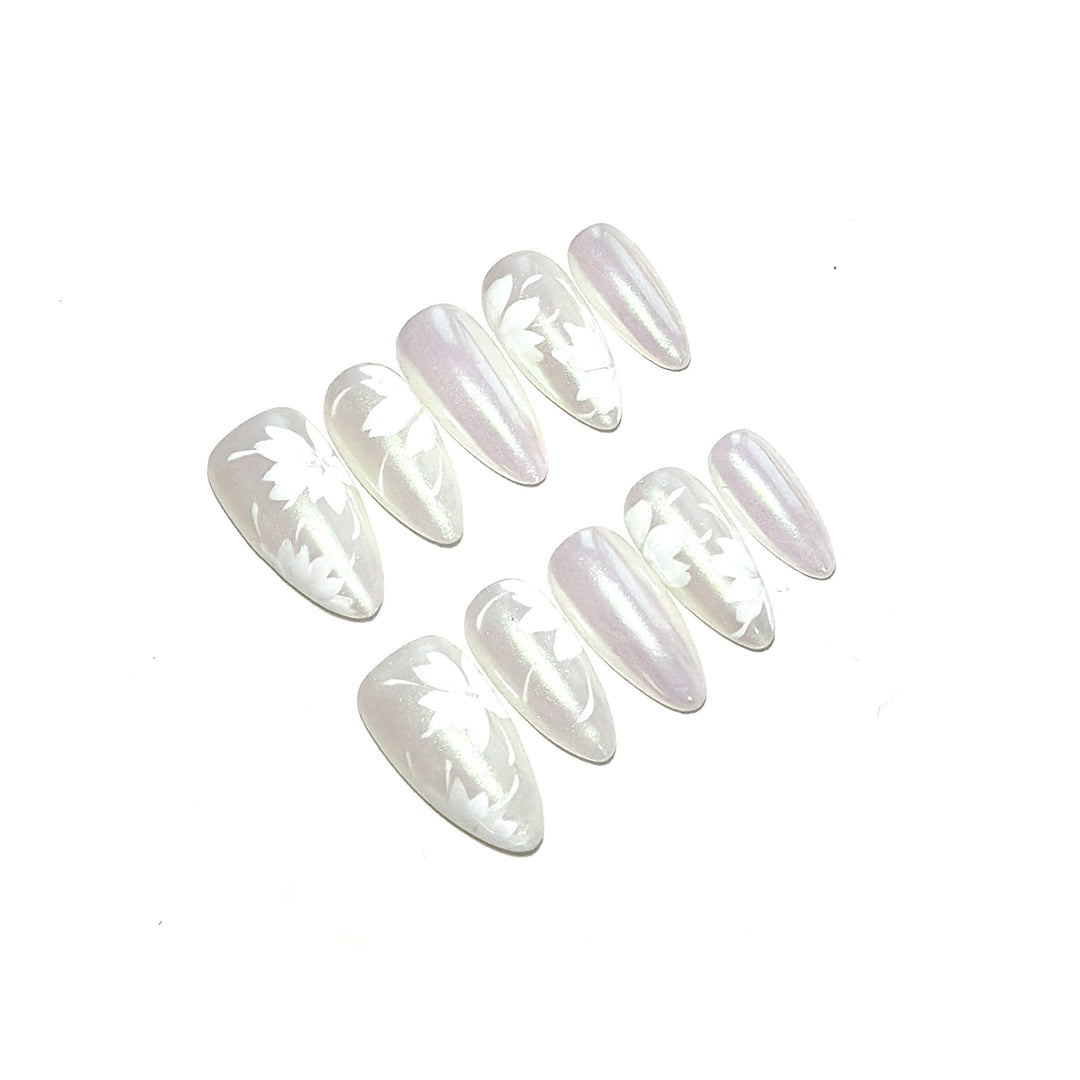 Künstlerisches Press-On Nageldesign mit floralen Mustern