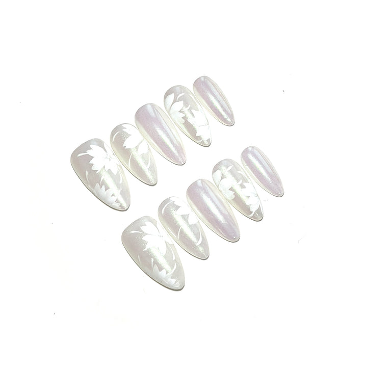 Künstlerisches Press-On Nageldesign mit floralen Mustern